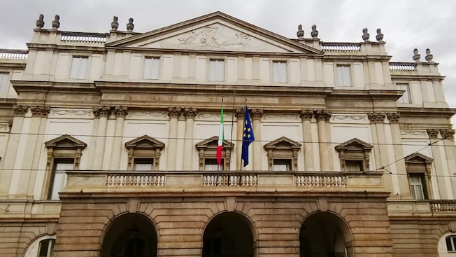El exterior neoclásico de un teatro de ópera El exterior neoclásico de un teatro de ópera