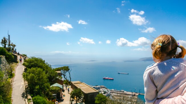 Uma mulher olhando para o mar de um mirante no Rochedo de Gibraltar Uma mulher olhando para o mar de um mirante no Rochedo de Gibraltar