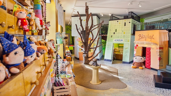 Un área de juegos para niños con muñecas de trapo, juegos y casas de muñecas Un área de juegos para niños con muñecas de trapo, juegos y casas de muñecas