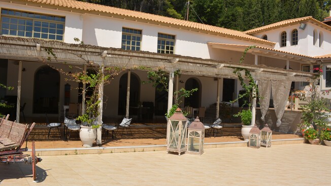 Restaurante de estuque baixo com pátio externo