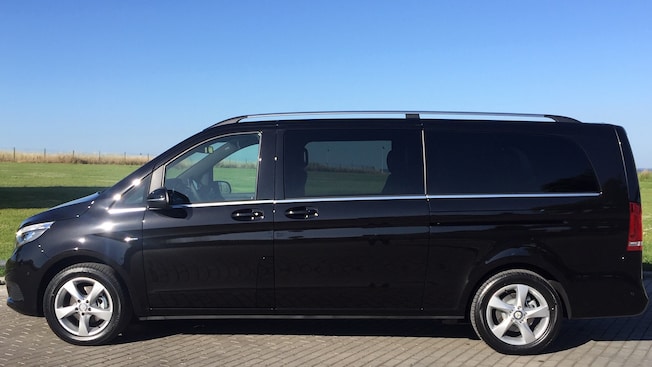 Una minivan de lujo de último modelo Una minivan de lujo de último modelo