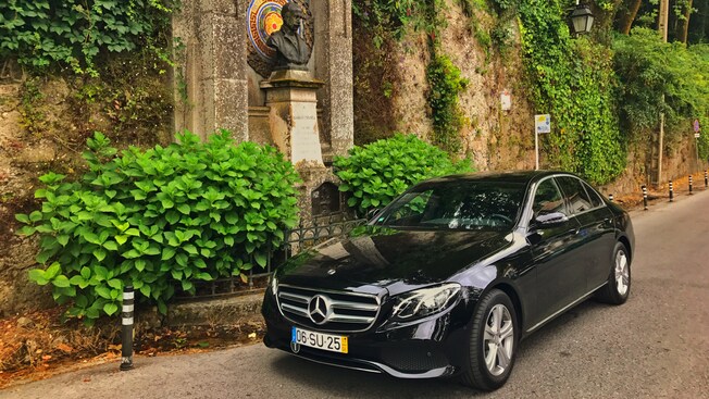 Un sedán Mercedes Benz pasa por el busto de Carlos Franca