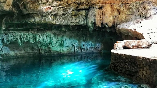 Um rio subterrâneo flui através de uma caverna Um rio subterrâneo flui através de uma caverna