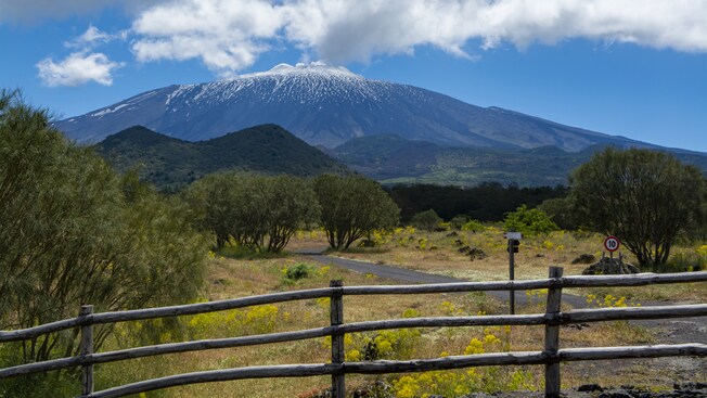 Un teleférico asciende al monte Etna en Sicilia, Italia