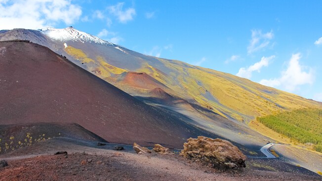 Monte Etna en la costa este de Sicilia, Italia