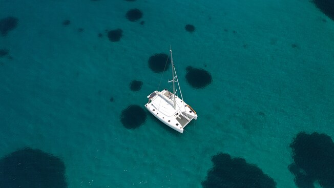 Un catamarán a la deriva en el mar Egeo