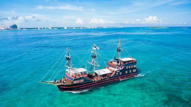 A pirate ship with 3 mastheads sailing through the waters