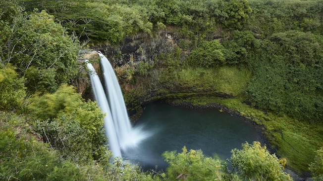 Uma cachoeira em cascata em uma piscina natural Uma cachoeira em cascata em uma piscina natural