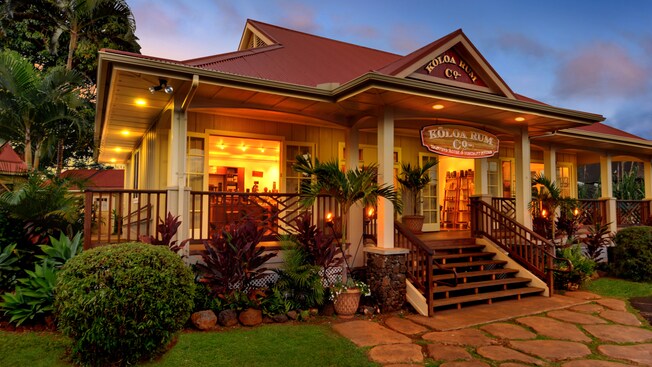 Uma casa com uma placa que diz Koloa Rum Company