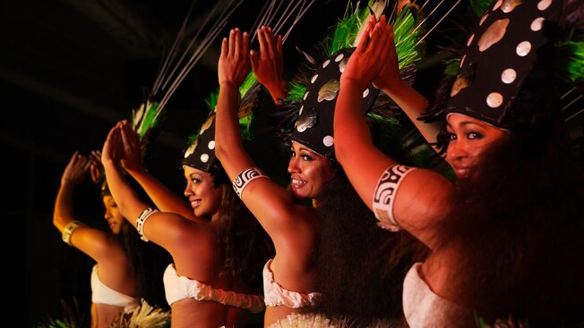 4 hula dancers