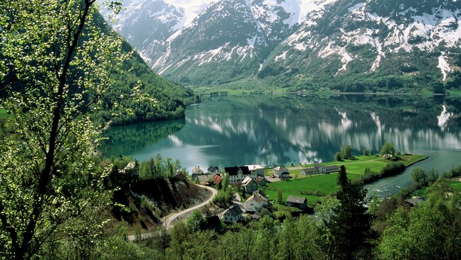 Vista aérea de pequenas propriedades ao longo das margens do lago Stryn