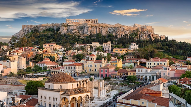 La ciudad de Atenas rodea la Acrópolis en la cima de la colina La ciudad de Atenas rodea la Acrópolis en la cima de la colina