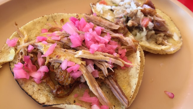 Dois tipos diferentes de tacos em um prato Dois tipos diferentes de tacos em um prato