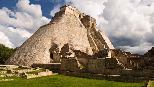Una pirámide Maya de piedra con una escalera alta que conduce a la cima Una pirámide Maya de piedra con una escalera alta que conduce a la cima