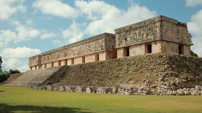Una antigua ruina maya decorada con formas geométricas en su cantería