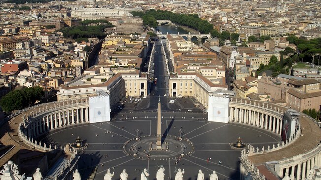 El paisaje de la ciudad romana con el obelisco y las estatuas de la Plaza de San Pedro en la Ciudad del Vaticano