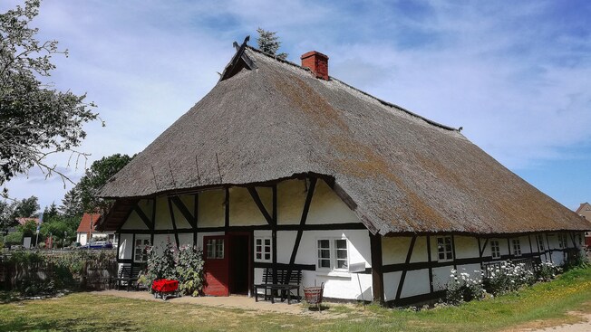 Edifício em estilo Tudor com telhado de palha