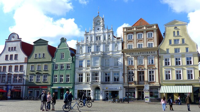 Uma rua de pedestres repleta de edifícios de dois andares