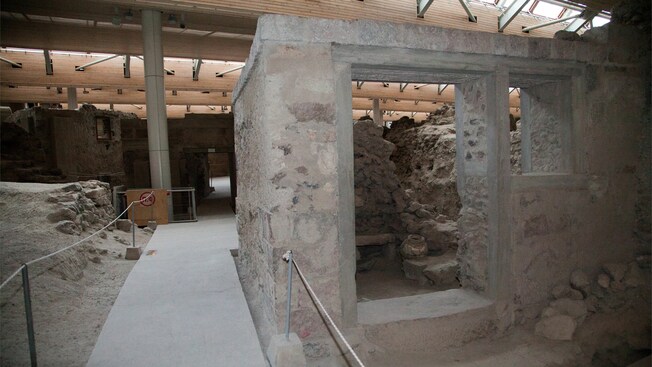 Un sitio de excavaciones con las ruinas de una ciudad antigua