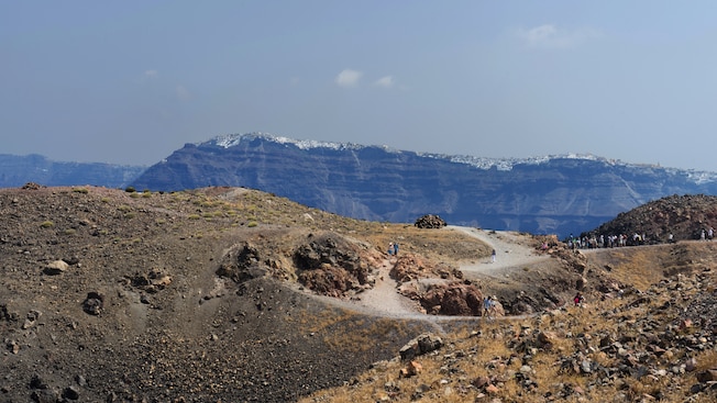Uma paisagem vulcânica montanhosa Uma paisagem vulcânica montanhosa