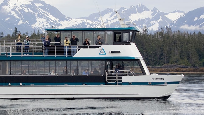 Uma balsa fluvial começa sua viagem para a paisagem exuberante de Sitka Sound, no Alasca Uma balsa fluvial começa sua viagem para a paisagem exuberante de Sitka Sound, no Alasca