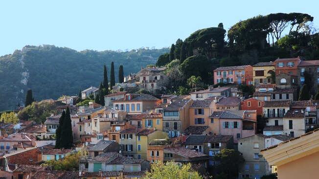 Casas antiguas en hilera sobre una colina verde