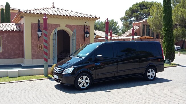Una camioneta de último modelo estacionada frente a un edificio mediterráneo