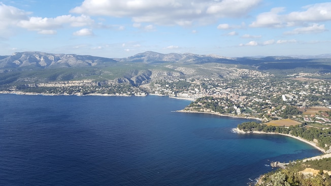 Do alto, a cidade costeira de Cassis revela um terreno montanhoso e águas calmas do oceano Do alto, a cidade costeira de Cassis revela um terreno montanhoso e águas calmas do oceano