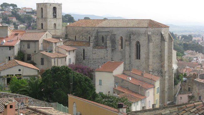 O campanário gótico da Igreja de São Paulo em Hyères, França