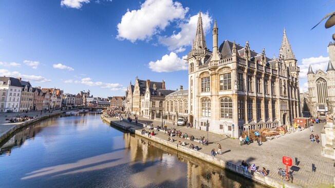 Un canal bordeado por arquitectura histórica