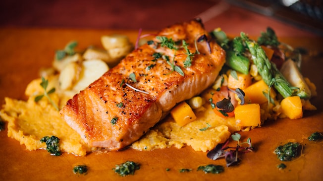 El plato principal de salmón dorado a la plancha