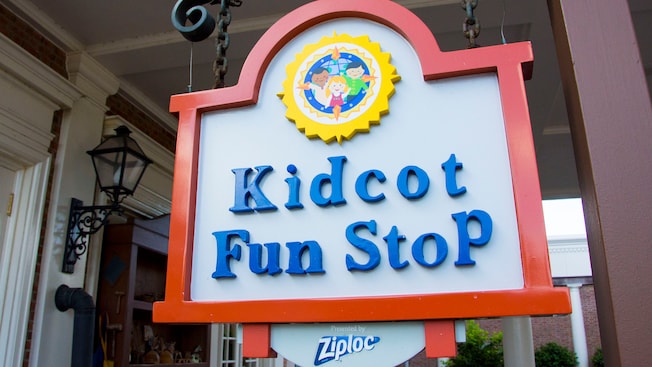 A sign that reads Kidcot Fun Stop presented by Ziploc