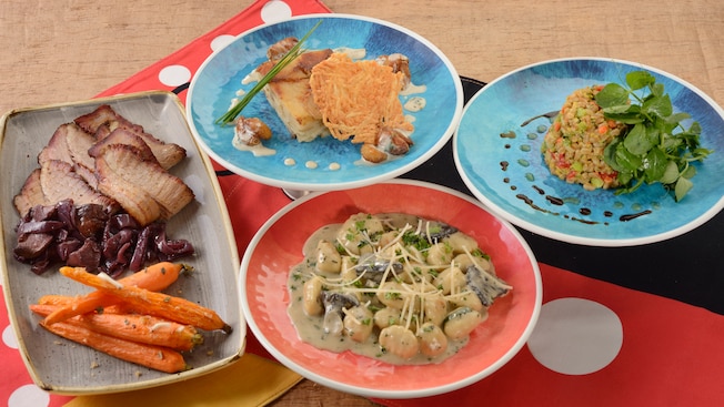 Varios artículos exclusivos de Chef Mickey’s, como ñoquis de papa con crema de hongos asados 