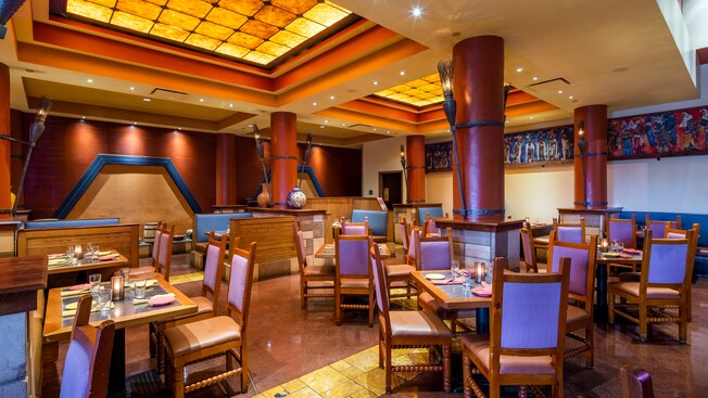 Un restaurante mexicano con cubículos y mesas