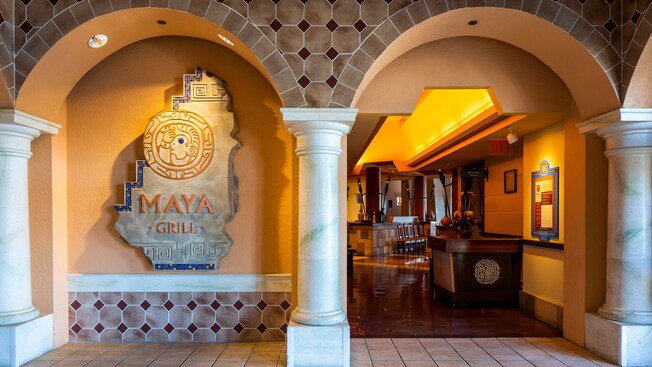 El exterior de Maya Grill con azulejos y columnas arqueadas 