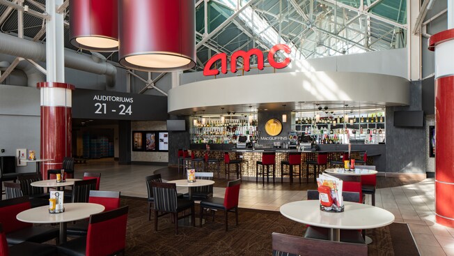O bar MacGuffins no saguão do AMC Disney Springs inclui mesas altas com cadeiras