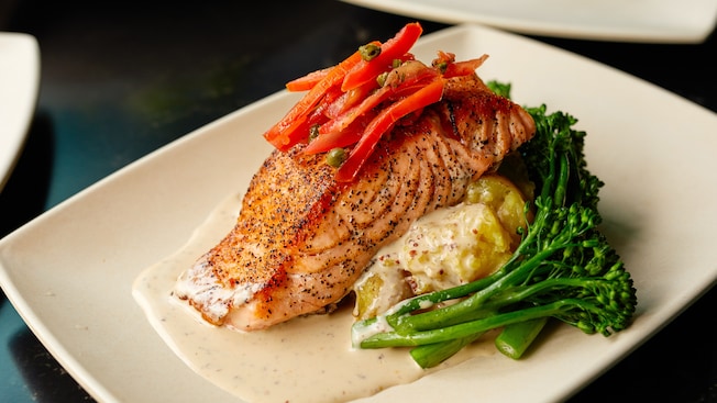 Grilled salmon with bell pepper and broccolini in a cream sauce