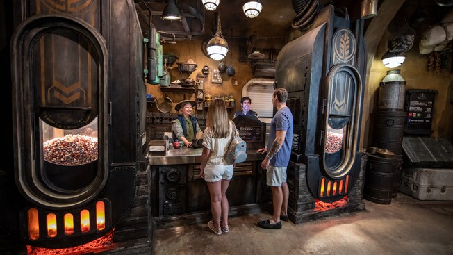 Two Guests place an order for Outpost Mix with two Cast Members inside Kat Saka's Kettle