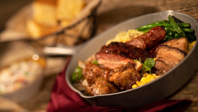 Estofado de panceta de cerdo, costillas de cerdo a la barbacoa, cerdo desmenuzado y pata de cerdo a la barbacoa con vegetales