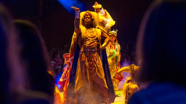 Artistas dançam sobre o palco da atração Festival of the Lion King