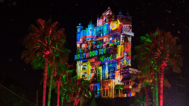 Proyecciones festivas en The Hollywood Holiday Tower Hotel durante la temporada de Navidad