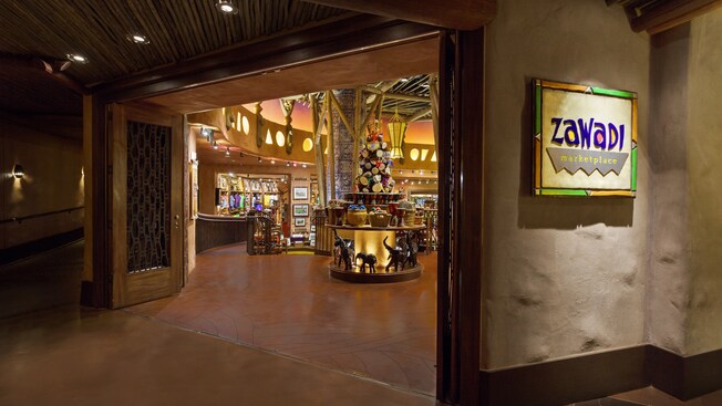 Un letrero de “Zawadi Marketplace” cuelga junto a la puerta abierta de la tienda que ofrece juguetes y ropa