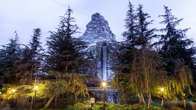 Los picos nevados y la cascada del Matterhorn se pueden apreciar tras los grandes pinos