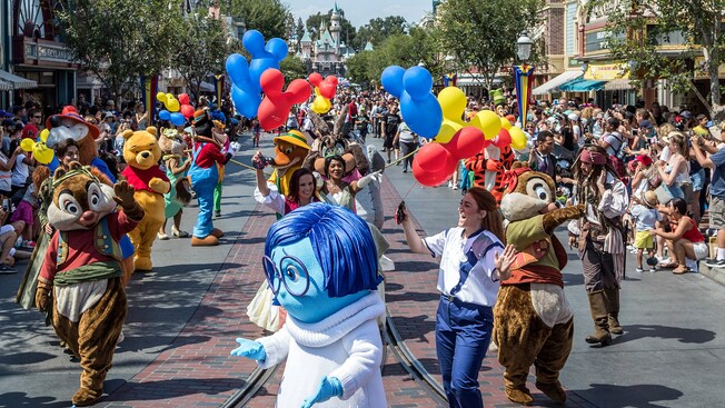 Winnie the Pooh, Chip N Dale y otros amigos de Disney caminando en el desfile Mickey and Friends Band Tastic Cavalcade.