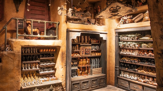 Visitantes del planeta Batuu exploran muñecos, vehículos y otras novedades divertidas en Toydarian Toymaker