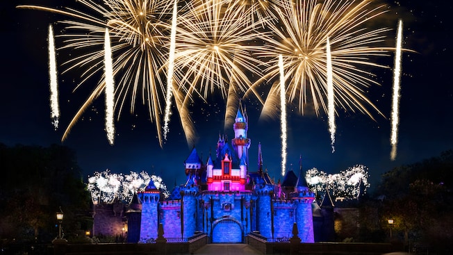 Fireworks At Disneyland Park Entertainment Disneyland Park Disneyland Resort