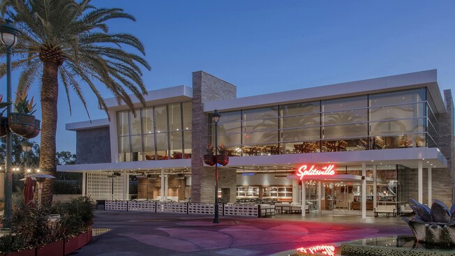 El moderno exterior de Splitsville con sus dos pisos y el letrero de neón que dice Splitsville sobre la entrada