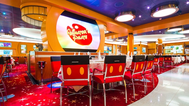 Las sillas con temática de Mickey y las escenas de películas populares de Disney decoran las paredes del restaurante Animator’s Palate Las sillas con temática de Mickey y las escenas de películas populares de Disney decoran las paredes del restaurante Animator’s Palate