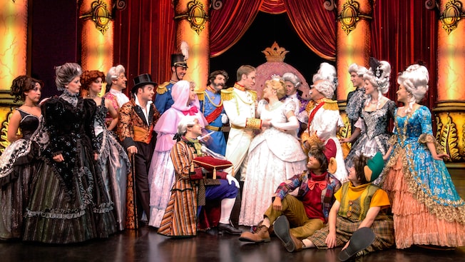 El Príncipe y Cenicienta están rodeados por su maligna madrastra y sus hermanastras, y por la Fairy Godmother El Príncipe y Cenicienta están rodeados por su maligna madrastra y sus hermanastras, y por la Fairy Godmother