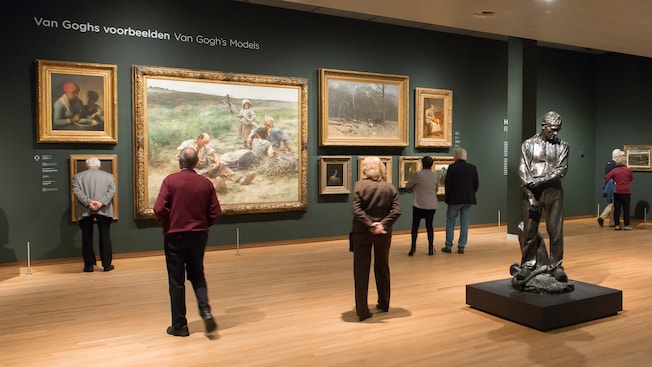 Personas observando el arte en un museo Personas observando el arte en un museo